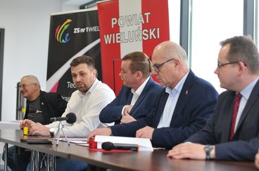W Zespole Szkół nr 1 w Wieluniu podpisano umowę na budowę boiska